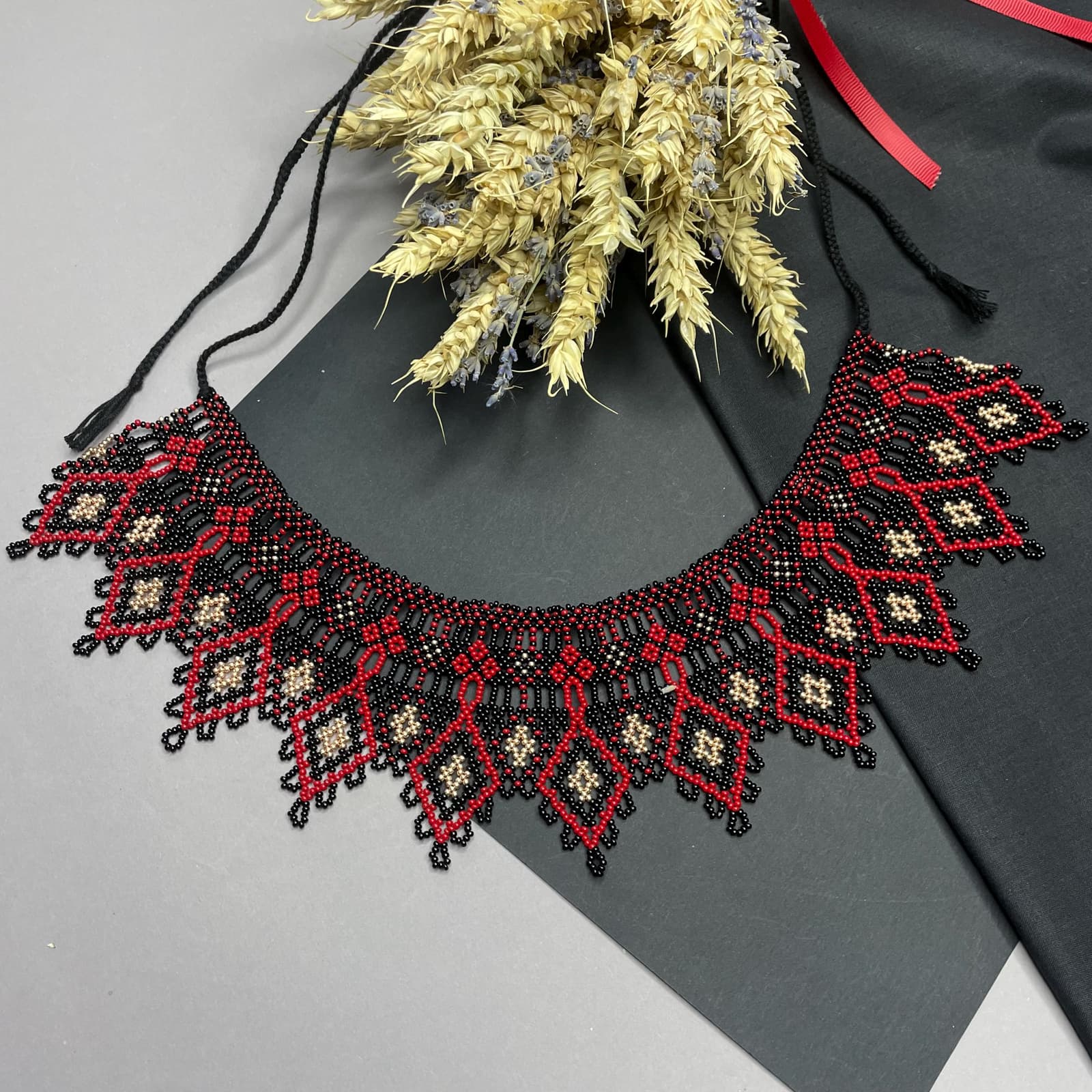 The Boyko-pattern collar worn