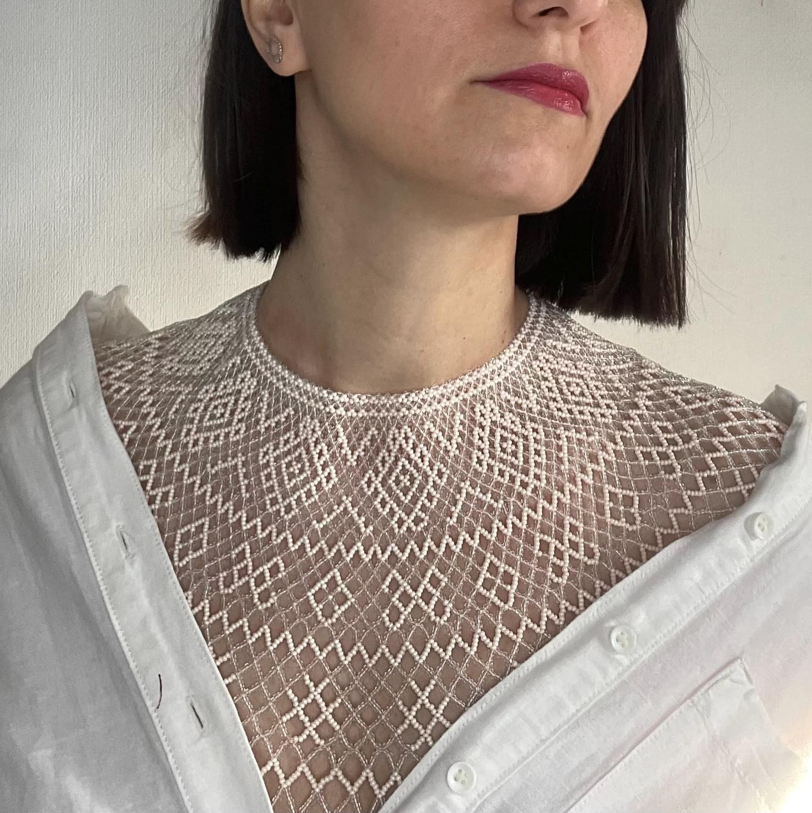 The white collar worn, spreading across the collarbones