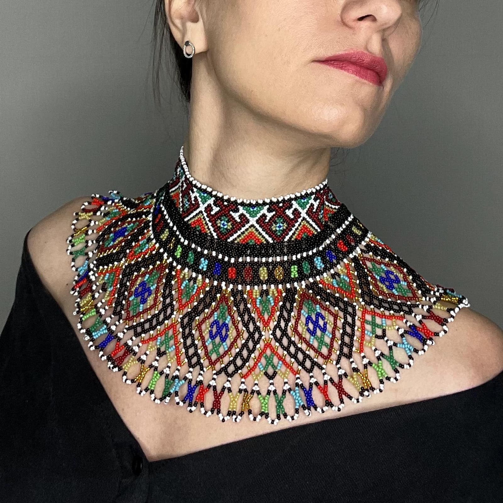 The geometric collar worn