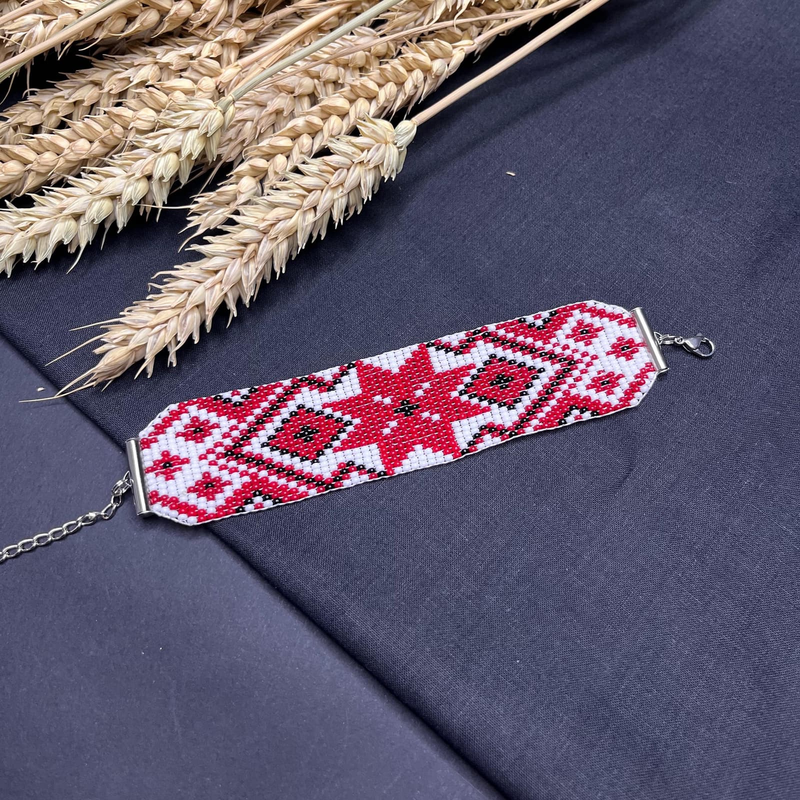 Beaded bracelet in white and red with a woven pattern