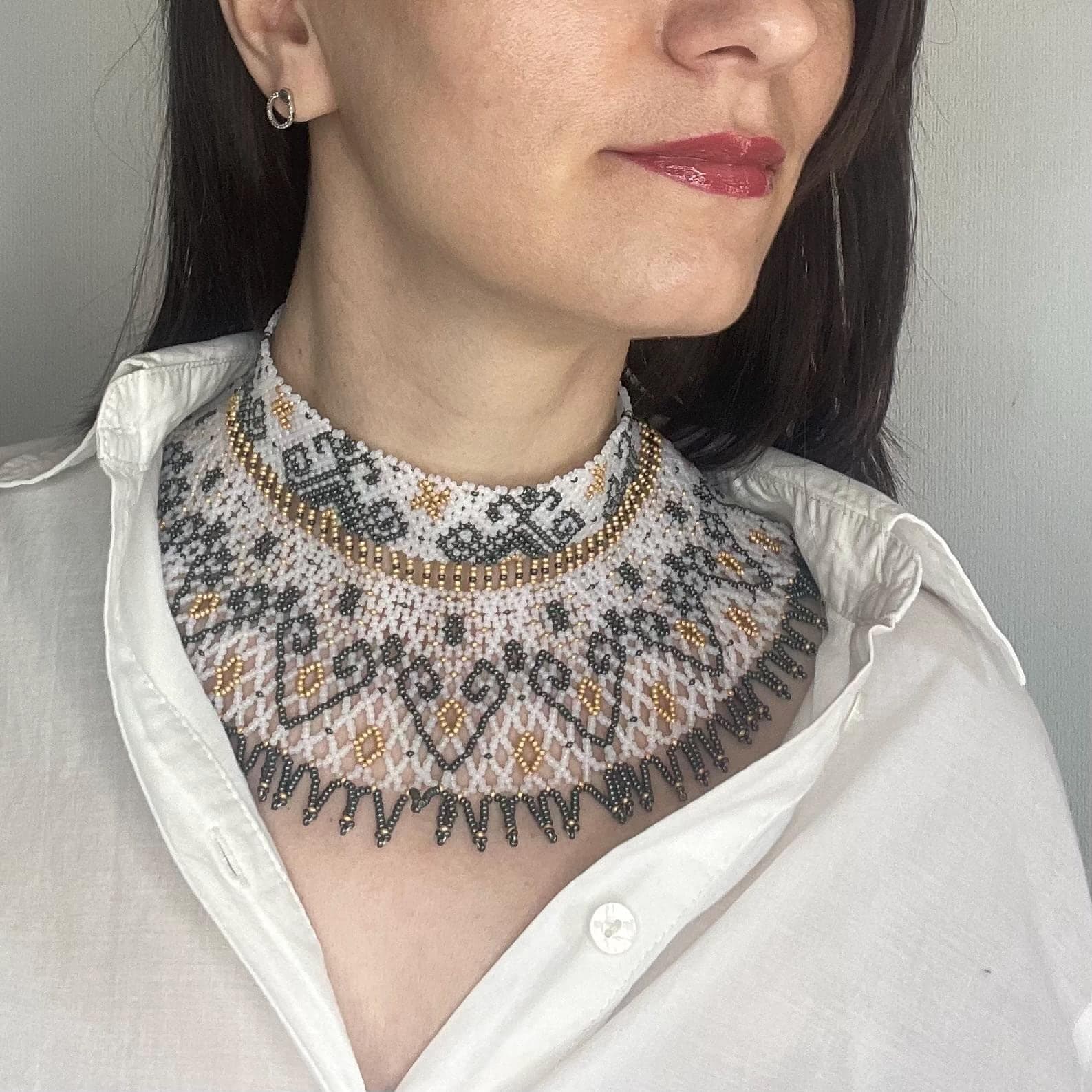 Beaded collar in white, dark green and gold with fringed edge